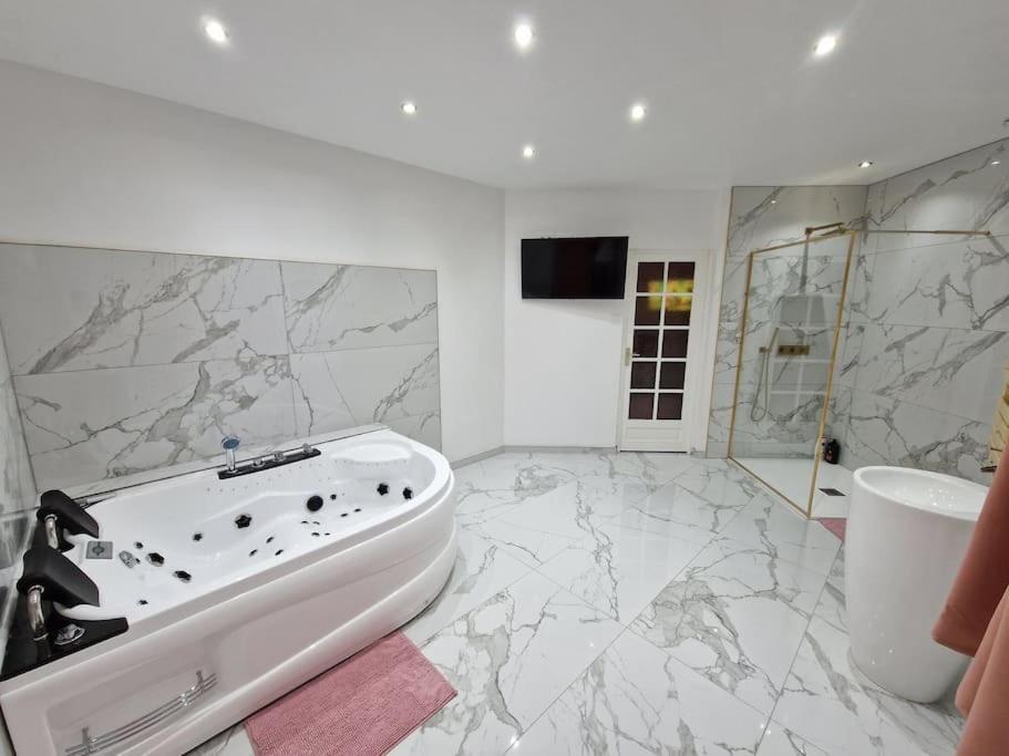 Maison Chic Avec Jacuzzi Sur Oise Yaospa60 Holiday home Nogent-sur-Oise